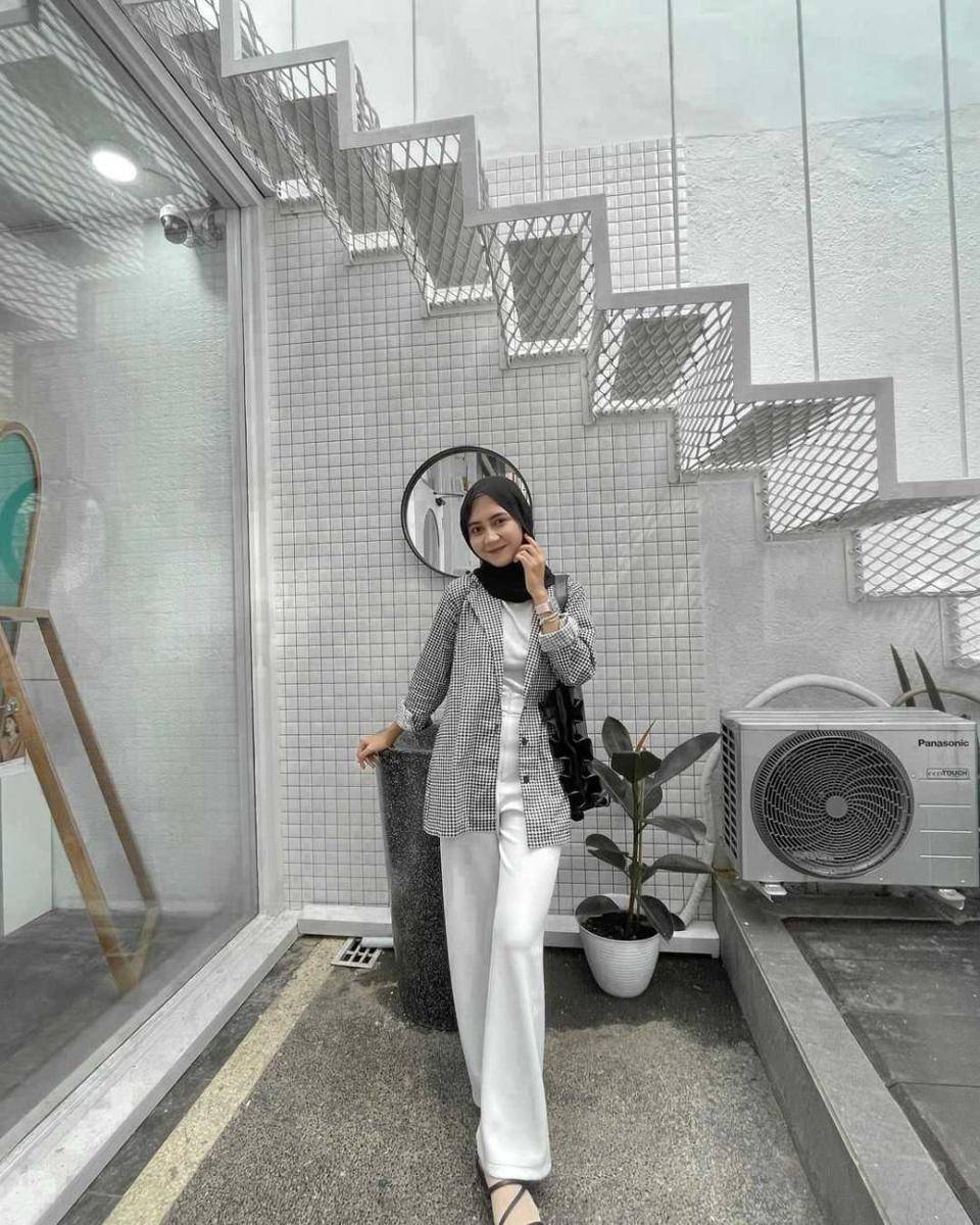 OOTD dengan celana putih (Instagram.com/nabilabyaaa)