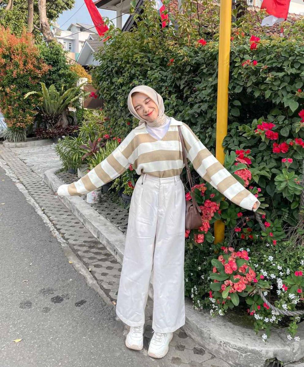 OOTD dengan celana putih (Instagram.com/ulyaslsss_)