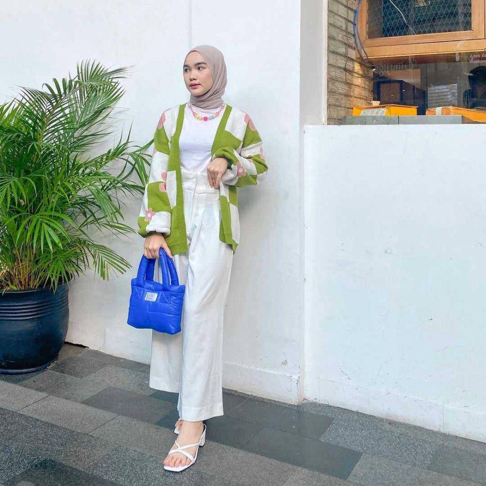 OOTD dengan celana putih (Instagram.com/karinasantii)