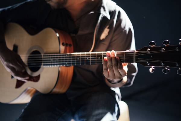 ilustrasi laki-laki bermain gitar (unsplash.com/gabrielgurrola)