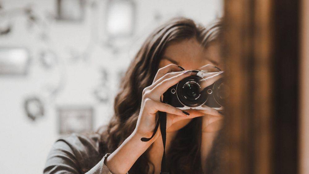 ilustrasi mirror selfie (unsplash.com/Laura Chouette)