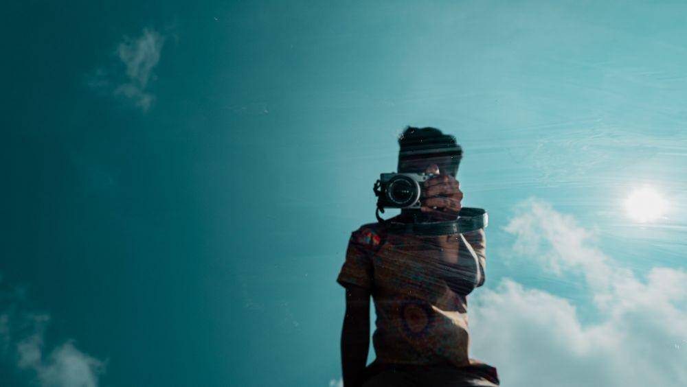 ilustrasi mirror selfie (unsplash.com/IvanBE pratama)