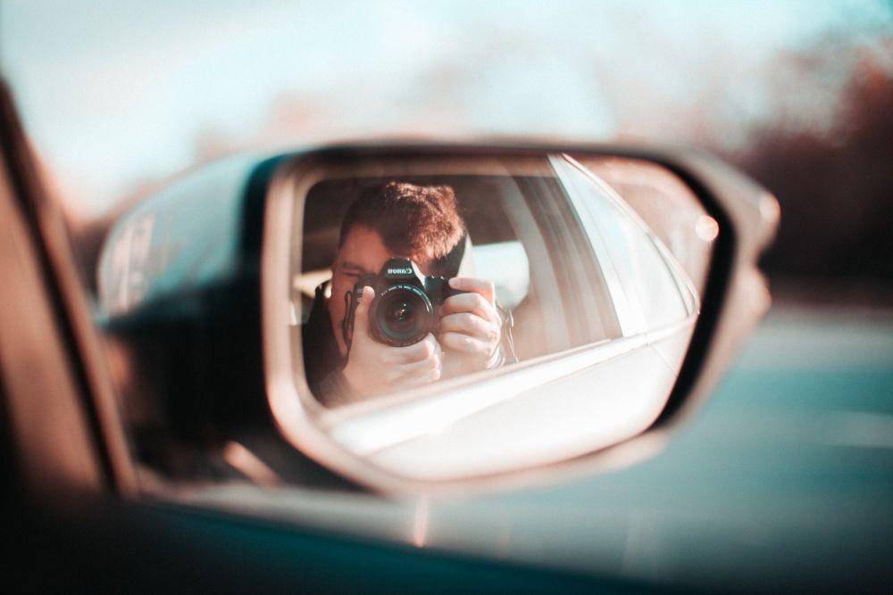 ilustrasi mirror selfie (unsplash.com/emrecan arık)