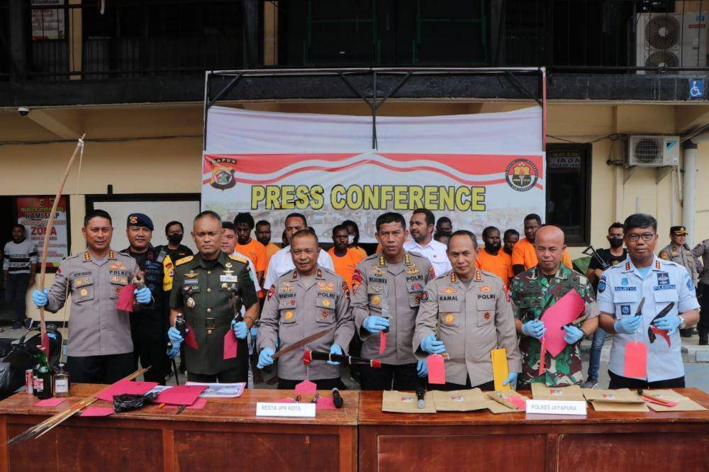 Wakapolda Papua, didampingi Danrem 172 saat menunjukkan barang bukti yang diamankan, IDN Times/ Istimewa