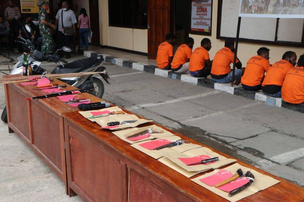 Barang bukti dan pelaku saat dihadirkan saat press release, IDN Times/ Istimewa