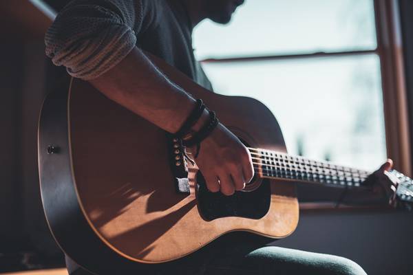 ilustrasi laki-laki bermain gitar (Unsplash.com/dylu)