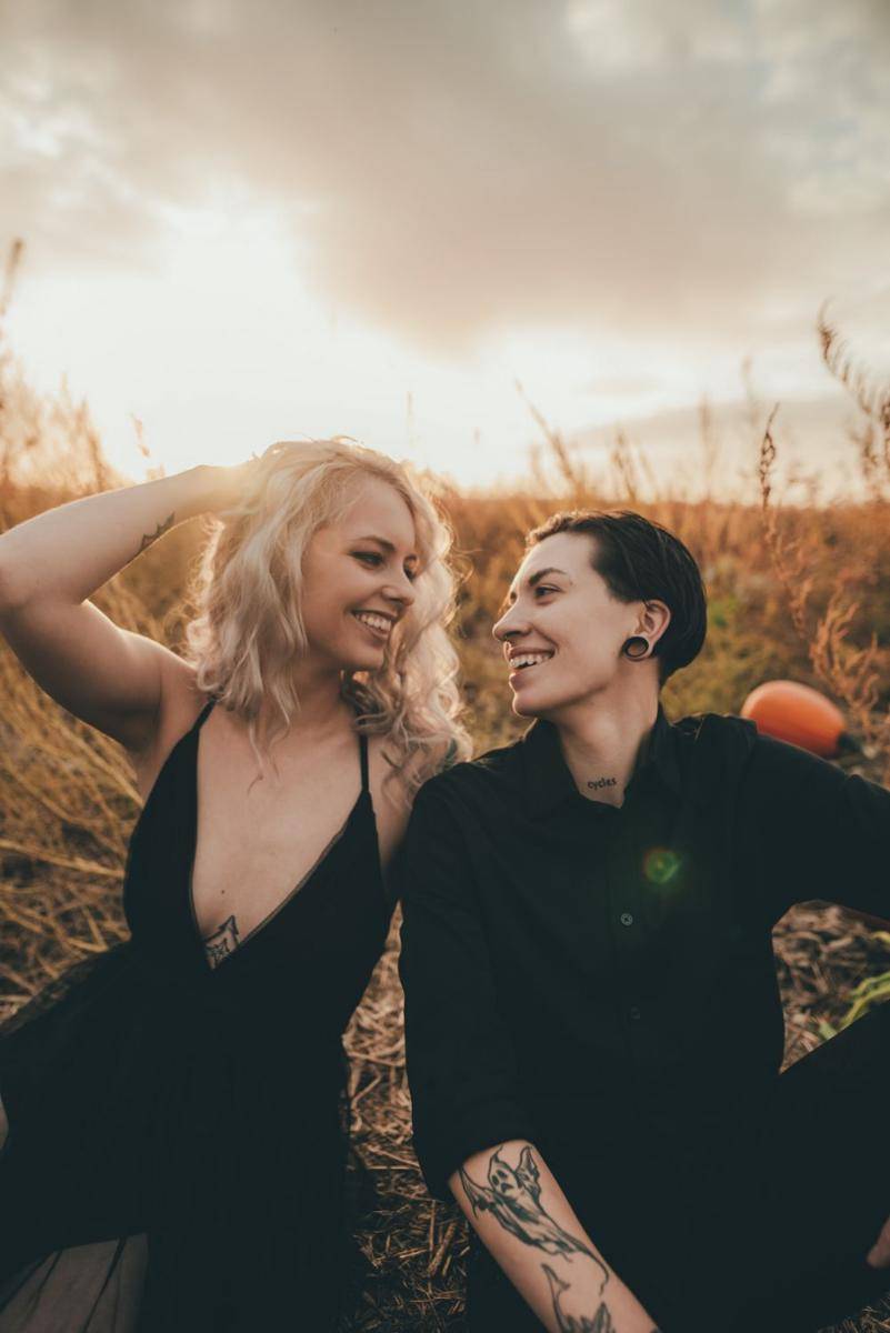 ilustrasi pasangan perempuan (unsplash.com/Jayson Hinrichsen)