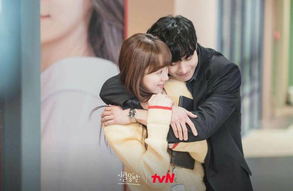 Lee Sung Kyung dan Kim Young Dae di drama Shooting Stars (instagram.com/tvn_drama)