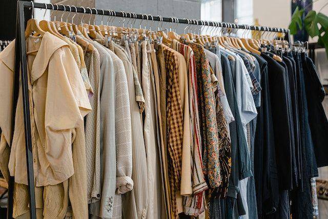 ilustrasi pilihan baju (pexels.com/MART PRODUCTION)