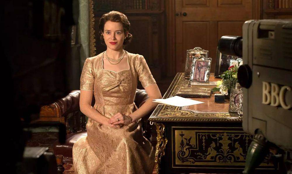 Tokoh Ratu Elizabeth di The Crown. (ew.com)