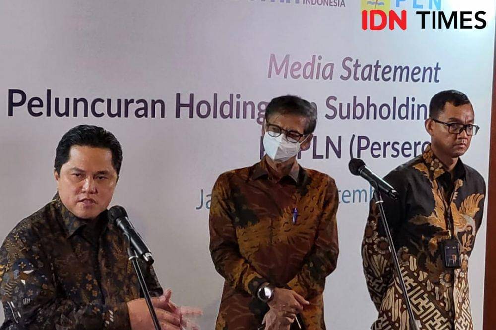 Menteri BUMN, Erick Thohir bersama Sekjen Kementerian ESDM, Rida Mulyana, dan Dirut PLN, Darmawan Prasodjo. (IDN Times/Ridwan Aji Pitoko)
