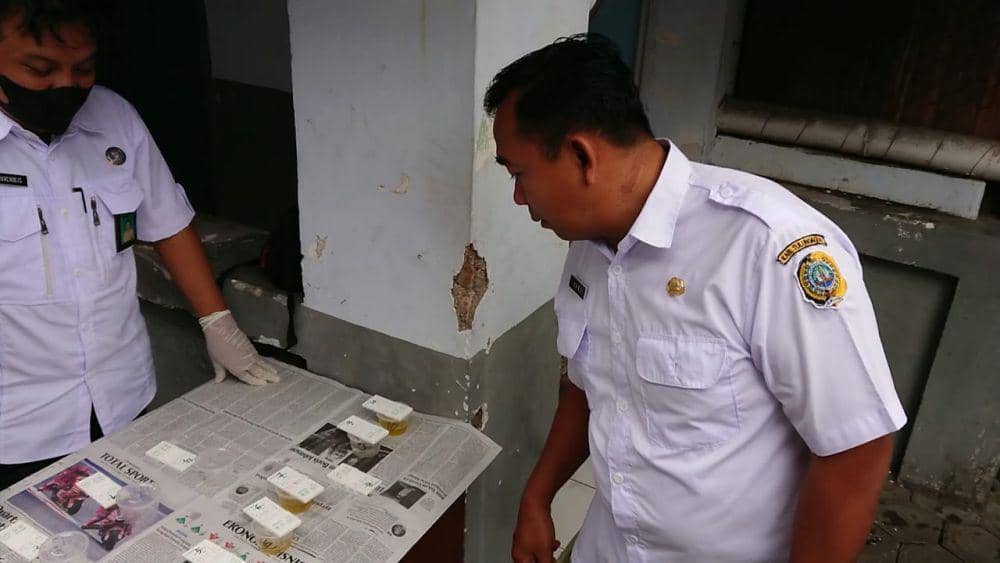 ASN di Kantor Kecamatan Boyolangu saat ikuti tes urine. IDN Times/ Bramanta Pamungkas