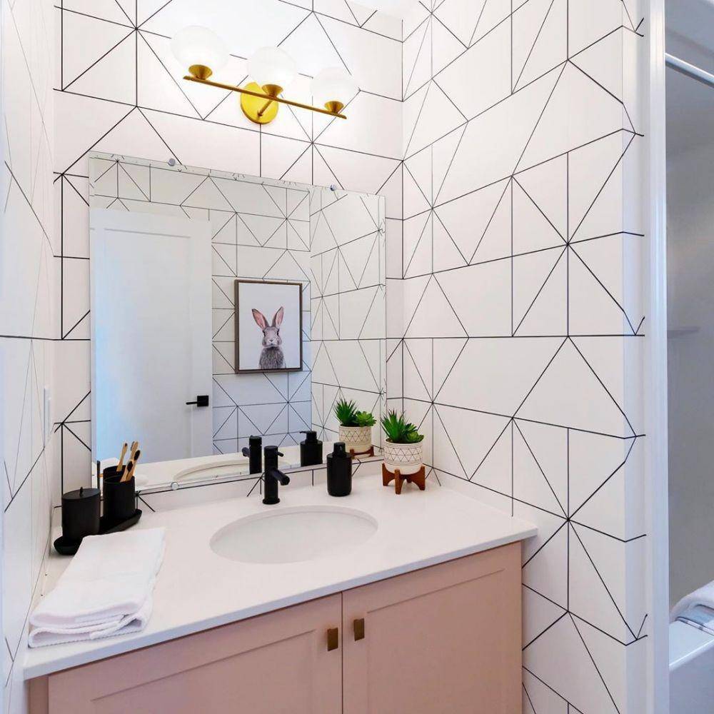 Bathroom wallpaper (instagram.com/katieswallpaper)
