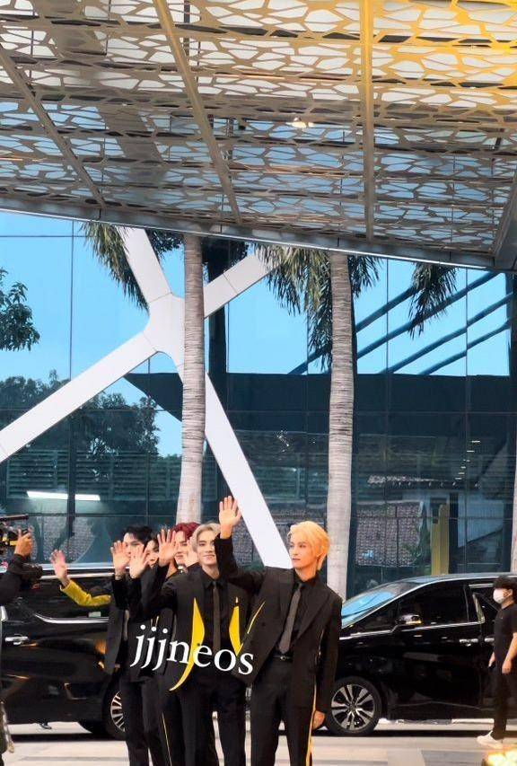 WayV di Indonesian Television Awards 2022 (Jjjneos via Twitter.com/rantyenzx/)