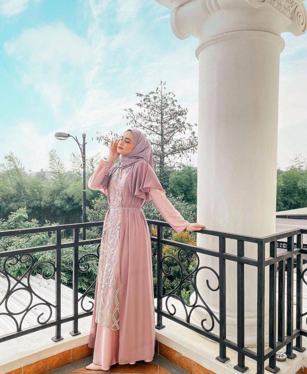 Outfit brokat Shella Alaztha. (instagram.com/shellaalaztha)