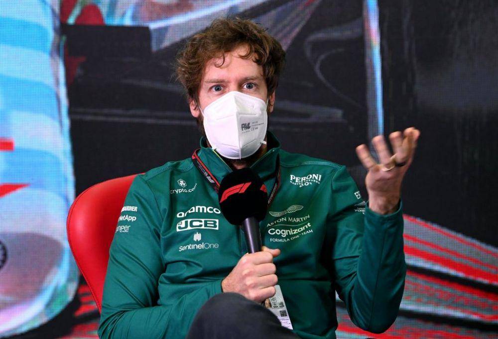 Sebastian Vettel sedang menghadiri konferensi pers di Sirkuit De Barcelona, Kamis (24/2/2022). (formula1.com)