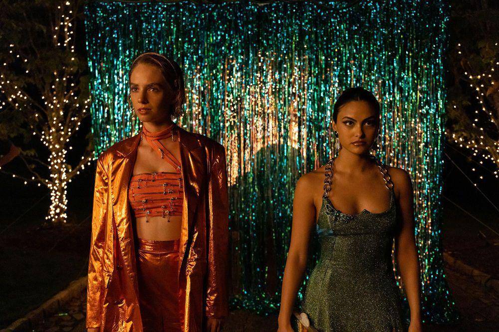 Maya Hawke dan Camila Mendes dalam film Do Revenge (dok. Likely Story/Do Revenge)