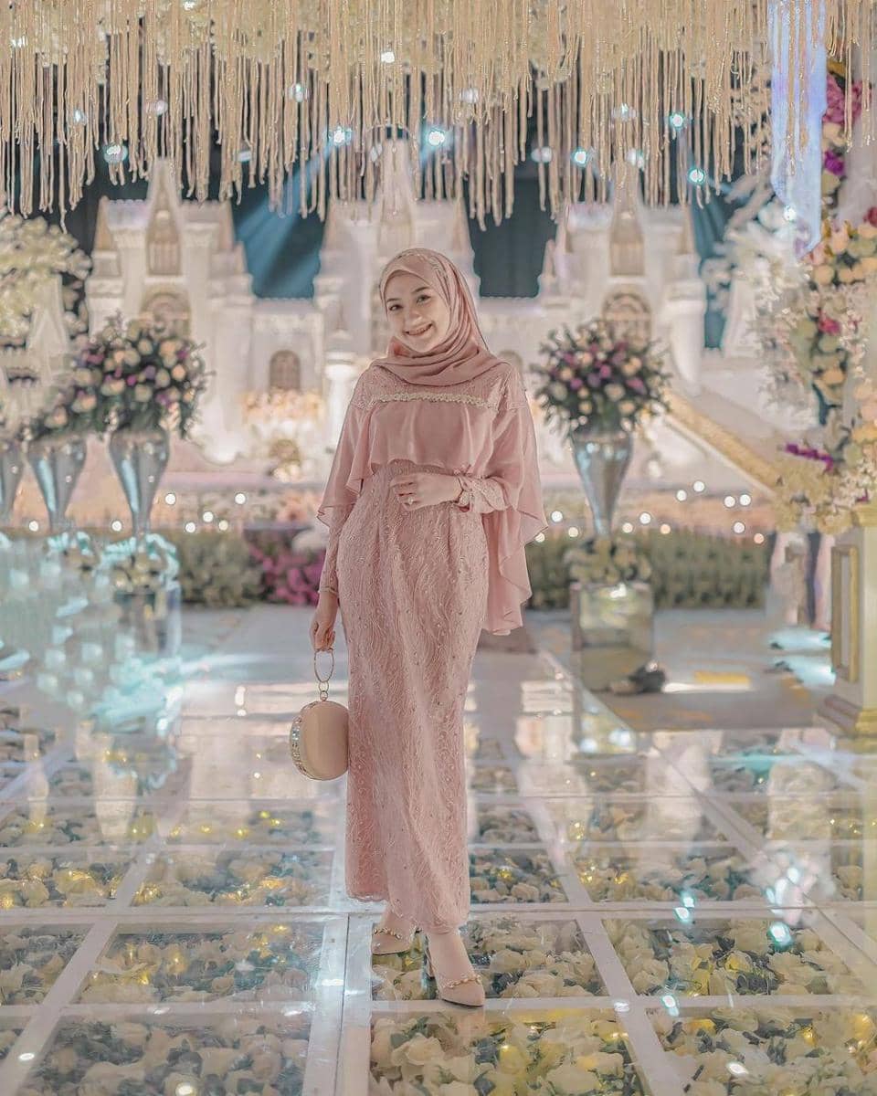 Outfit brokat kondangan ala Sari Endah Pratiwi. (instagram.com/saritiw)