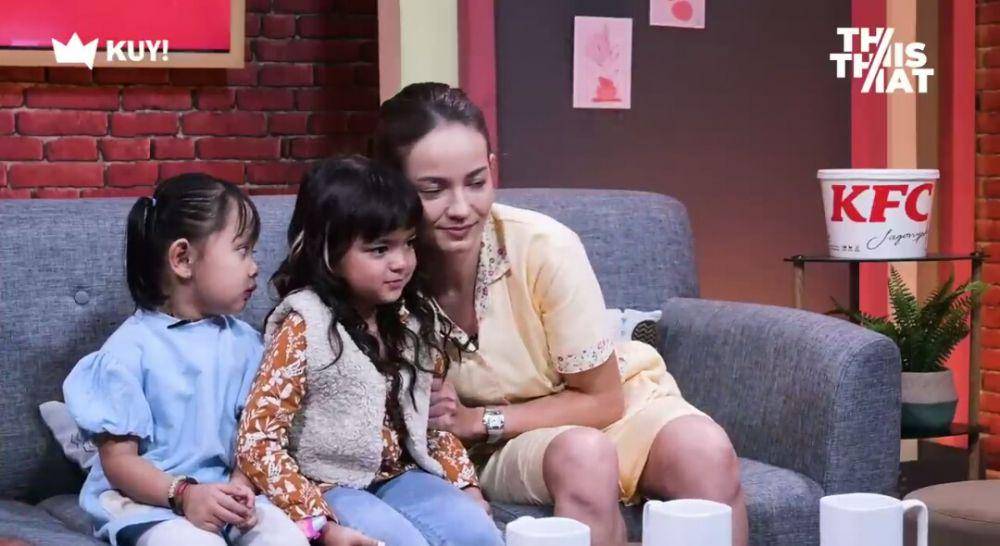 kebersamaan Enzy Storia dan Mazaya (dok. youtube.com/KUY Entertainment)