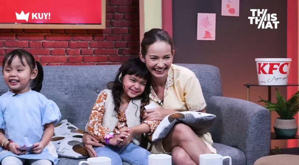 kebersamaan Enzy Storia dan Mazaya (dok. youtube.com/KUY Entertainment)