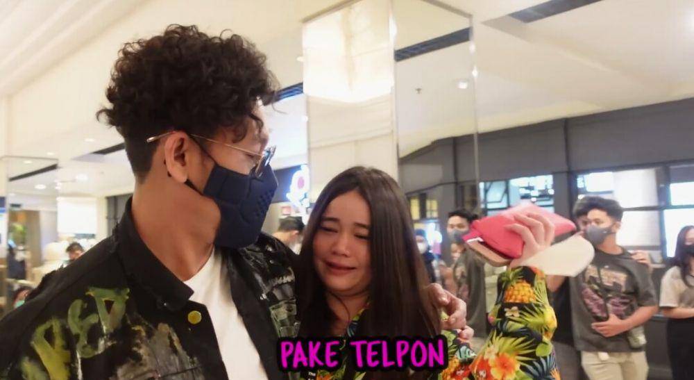 Olivia Allan sewa studio untuk nonton Denny Sumargo. (youtube.com/THE SUMARGO'S)