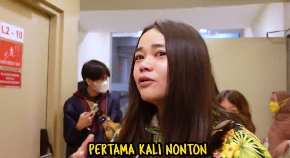 Olivia Allan sewa studio untuk nonton Denny Sumargo. (youtube.com/THE SUMARGO'S)
