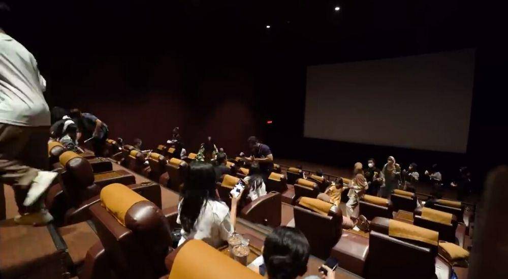 Olivia Allan sewa studio untuk nonton Denny Sumargo. (youtube.com/THE SUMARGO'S)