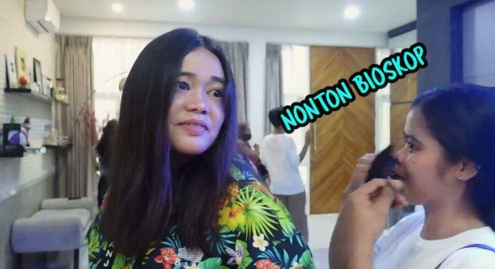 Olivia Allan sewa studio untuk nonton Denny Sumargo. (youtube.com/THE SUMARGO'S)