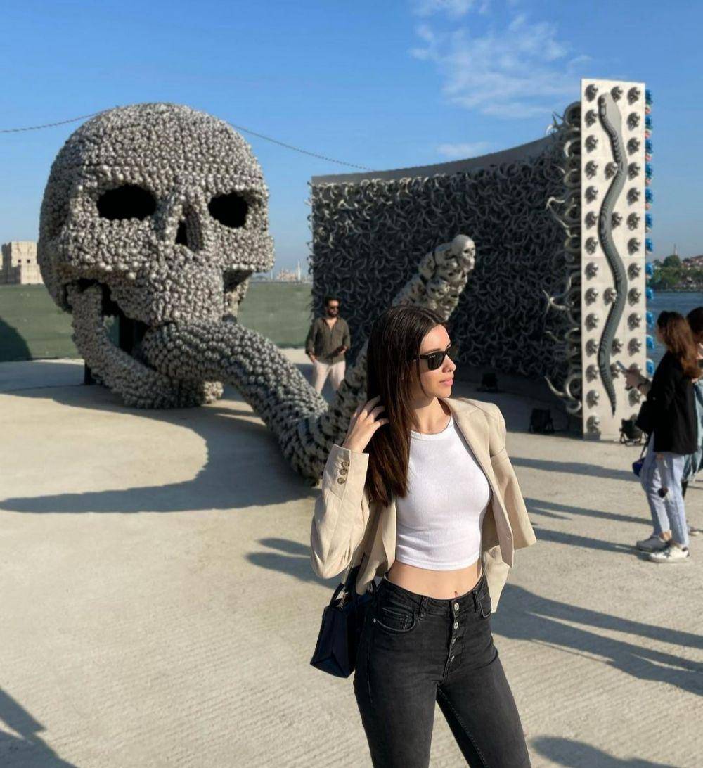 Nursena Say (instagram.com/nursenasay)