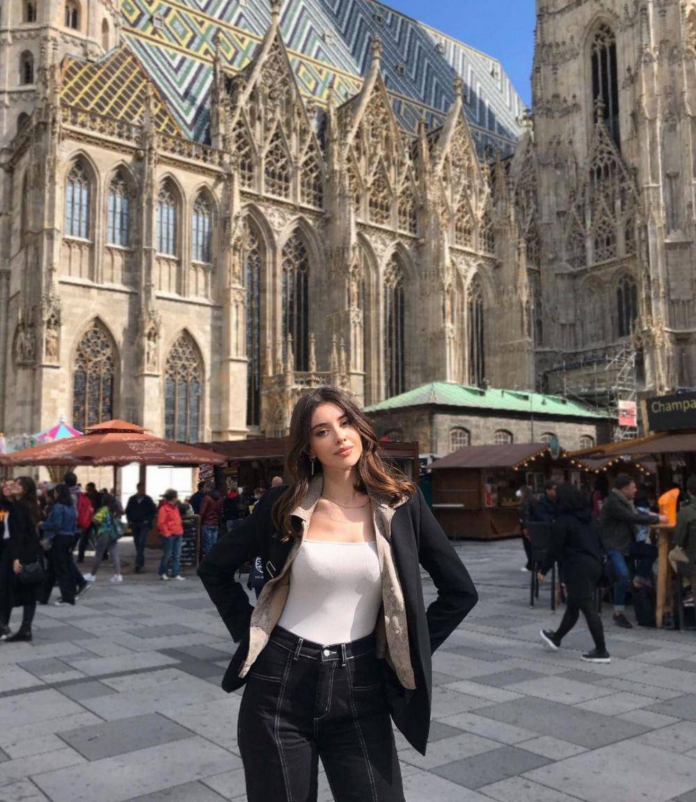 Nursena Say (instagram.com/nursenasay)