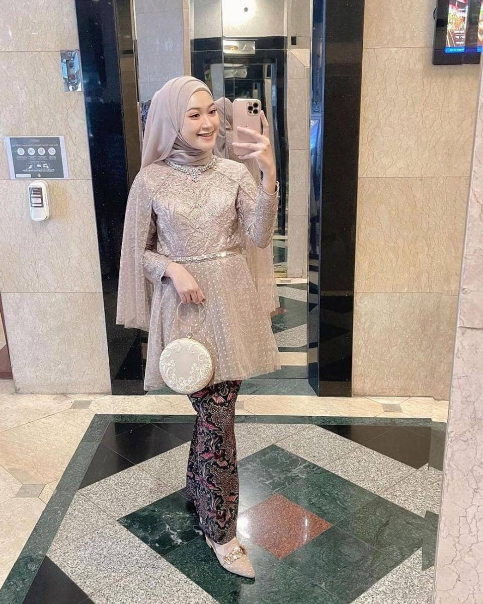 Outfit brokat kondangan ala Sari Endah Pratiwi. (instagram.com/saritiw)