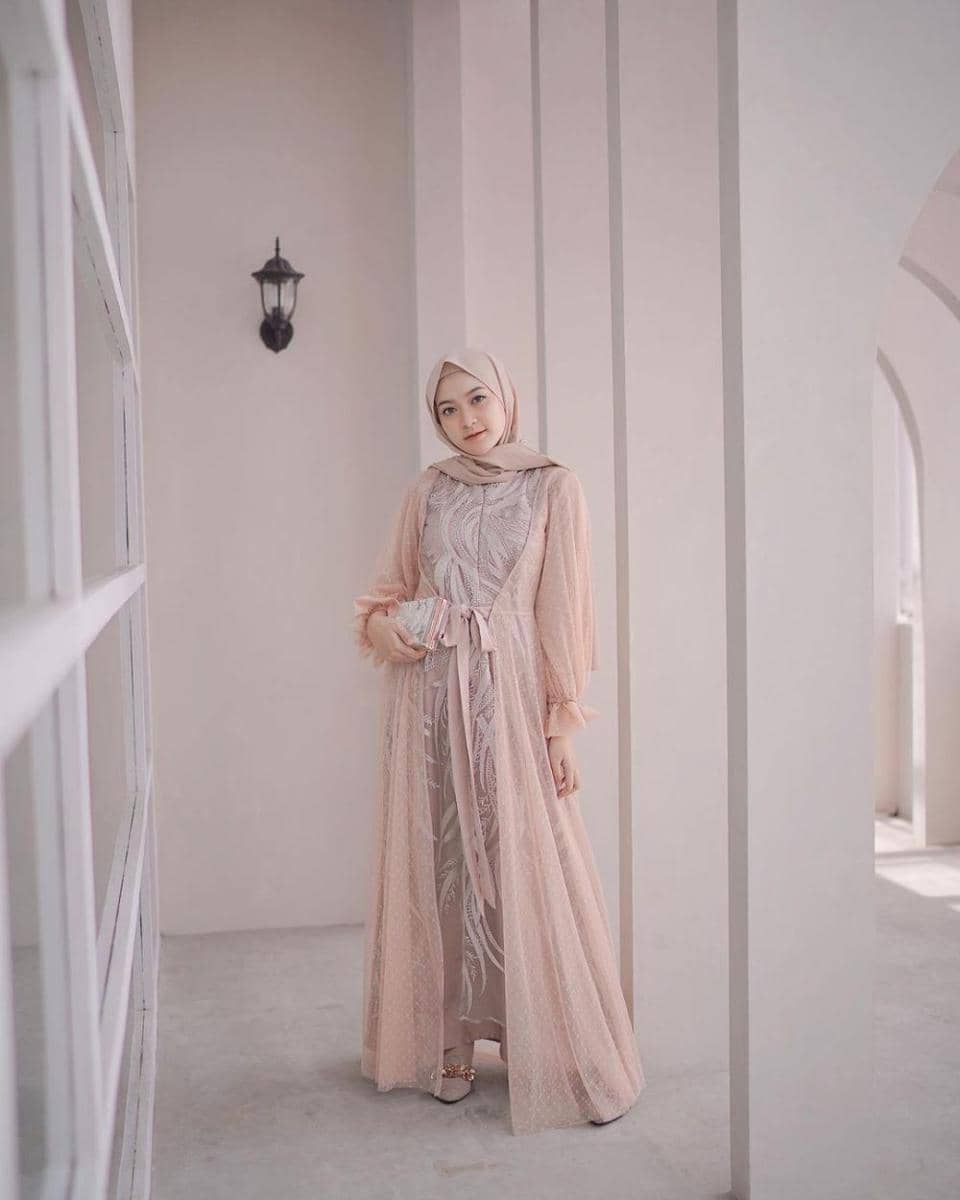 Outfit brokat kondangan ala Sari Endah Pratiwi. (instagram.com/saritiw)