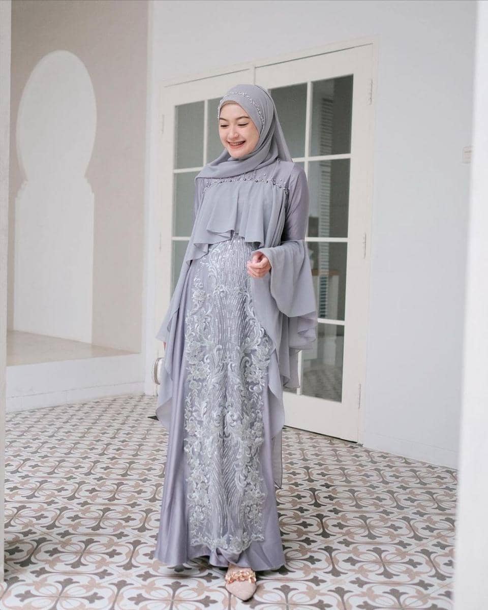 Outfit brokat kondangan ala Sari Endah Pratiwi. (instagram.com/saritiw)
