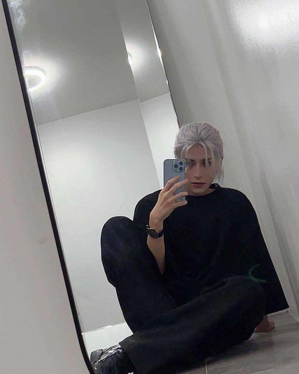 ilustrasi mirror selfie ala hakkencoser (instagram.com/_hakkencoser)