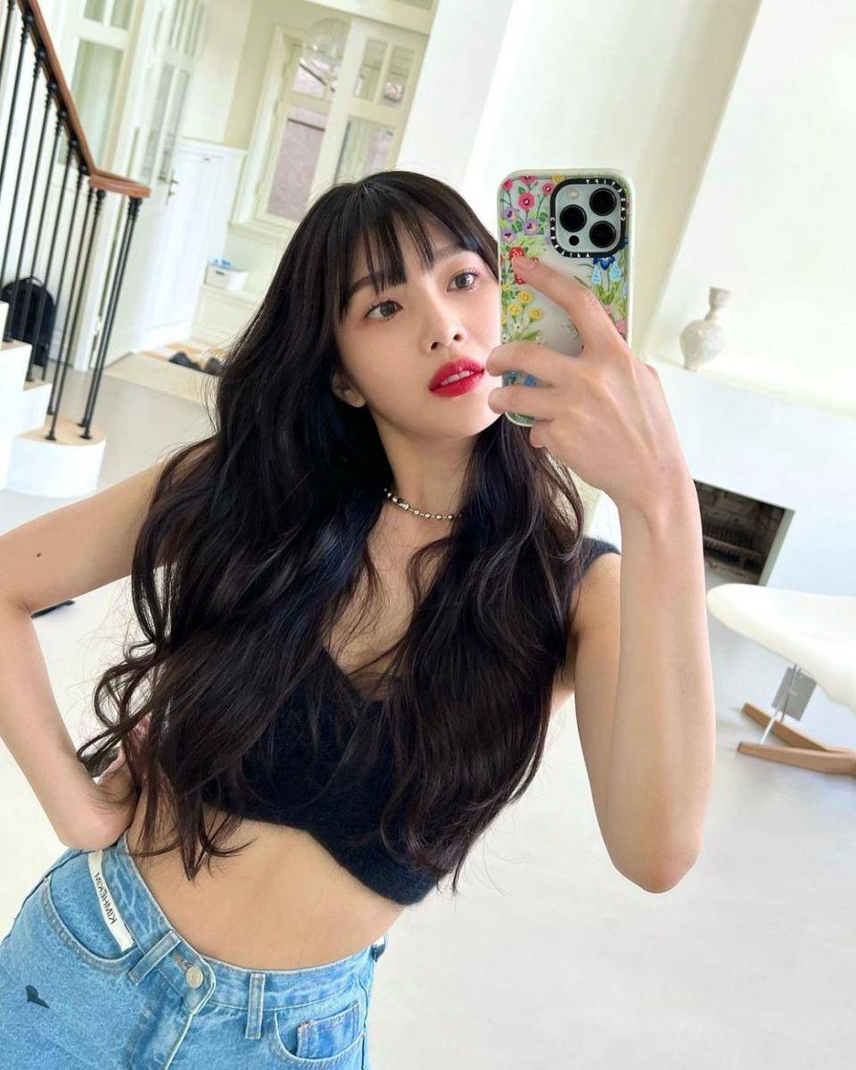 ilustrasi mirror selfie ala joy redvelvet (instagram.com/_imyour_joy)
