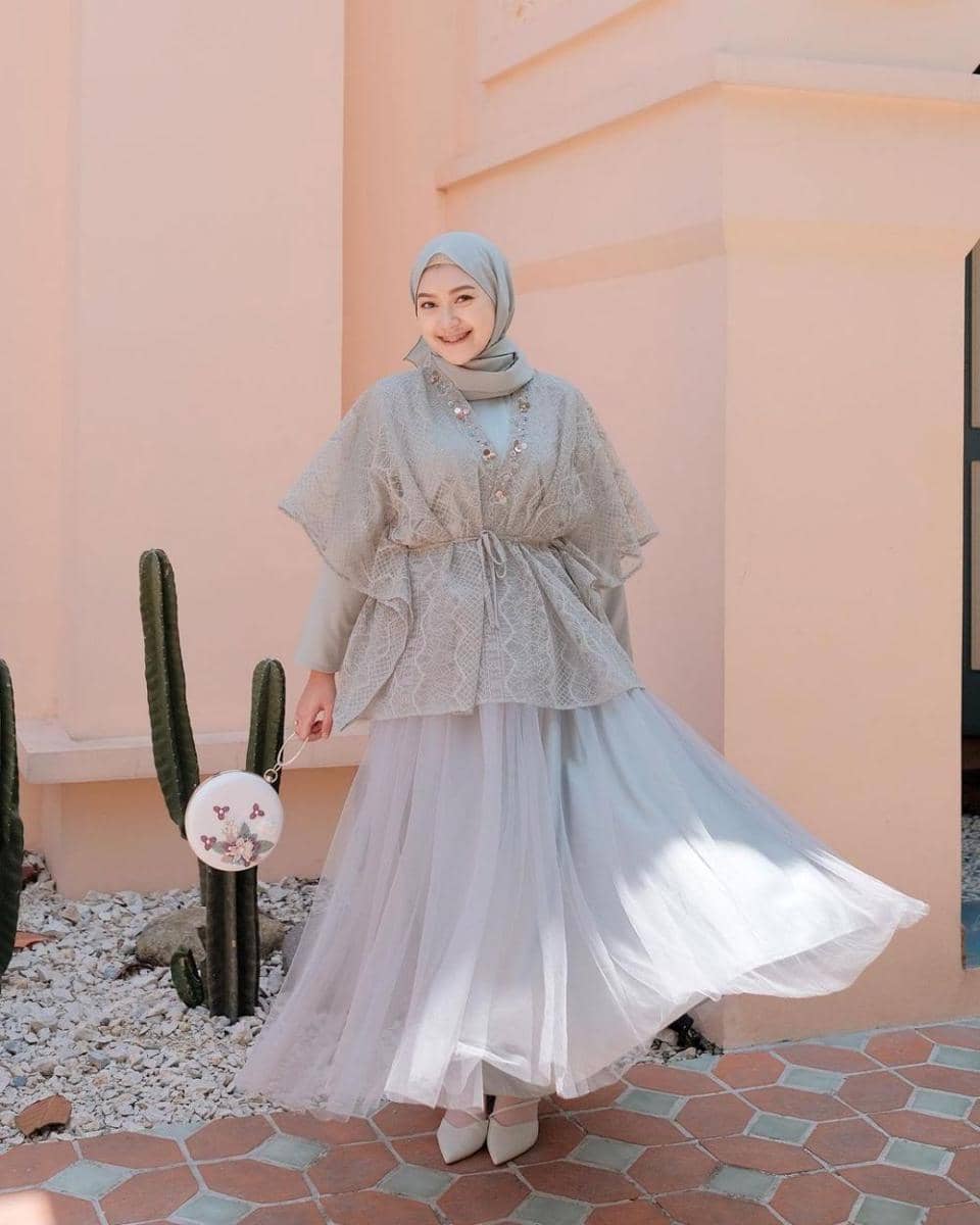 Outfit brokat kondangan ala Sari Endah Pratiwi. (instagram.com/saritiw)