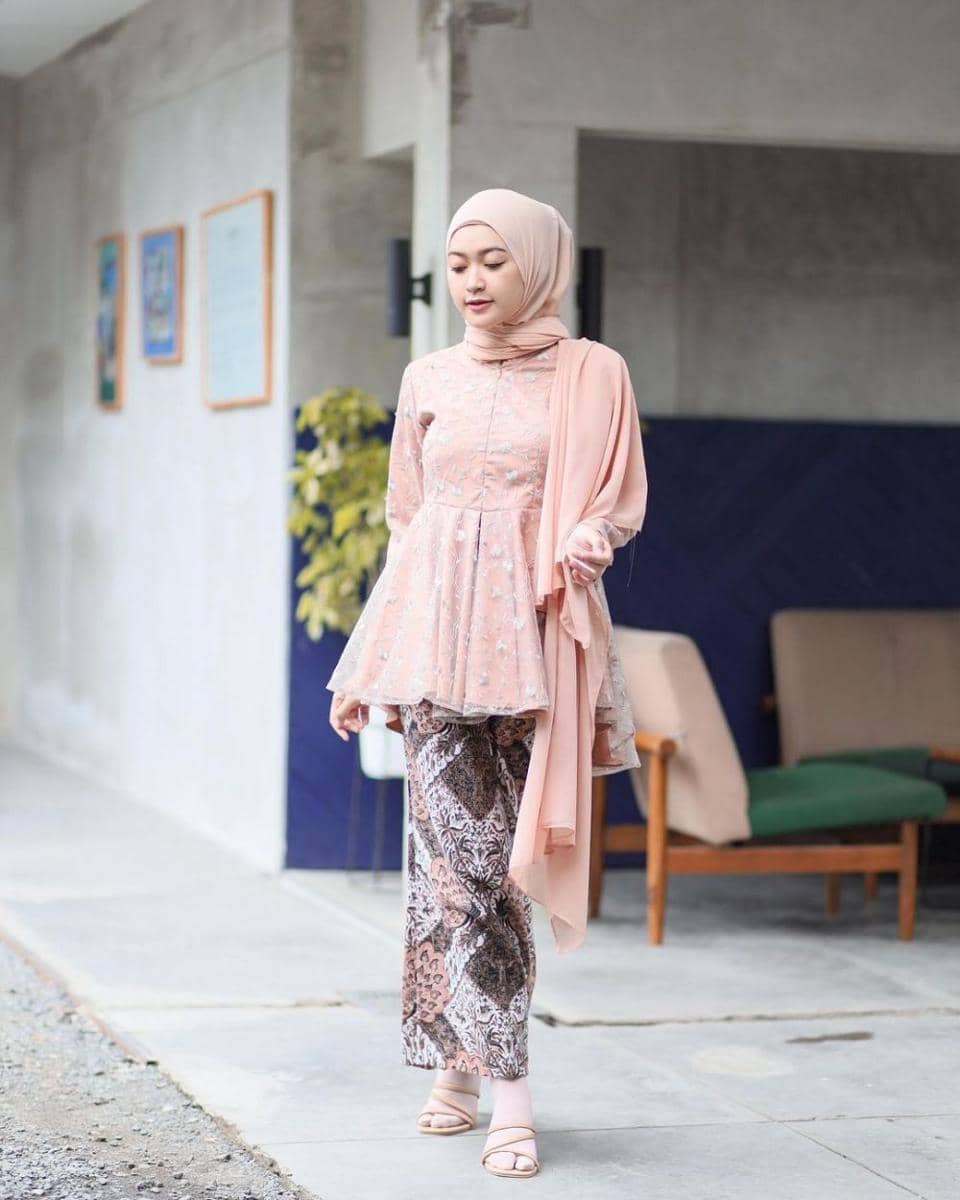 Outfit brokat kondangan ala Sari Endah Pratiwi. (instagram.com/saritiw)