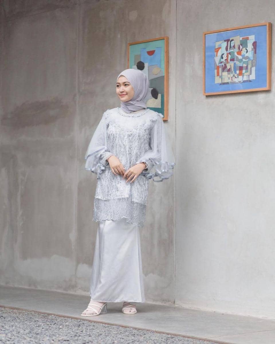 Outfit brokat kondangan ala Sari Endah Pratiwi. (instagram.com/saritiw)