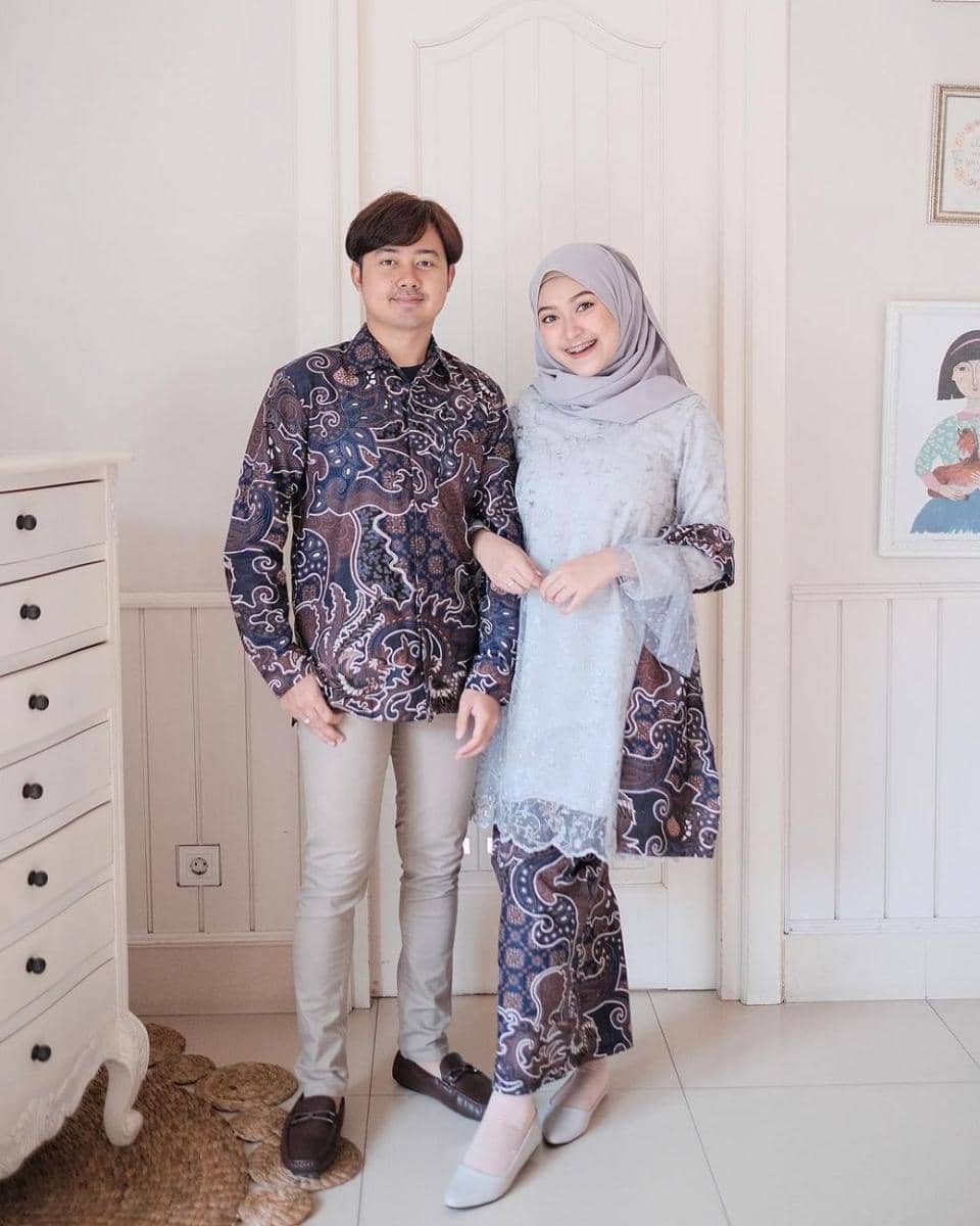 Outfit brokat kondangan ala Sari Endah Pratiwi. (instagram.com/saritiw)
