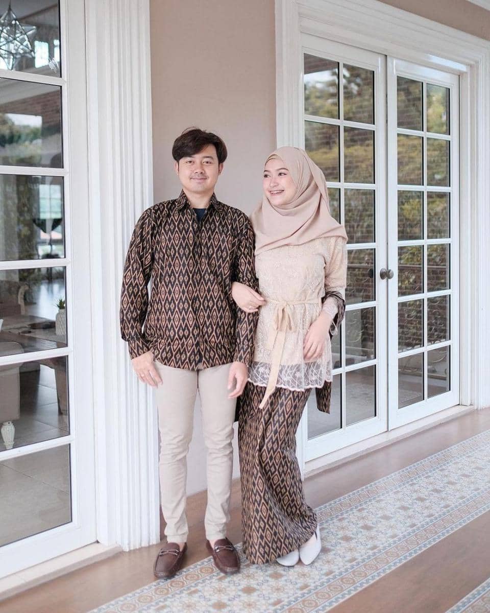 Outfit brokat kondangan ala Sari Endah Pratiwi. (instagram.com/saritiw)