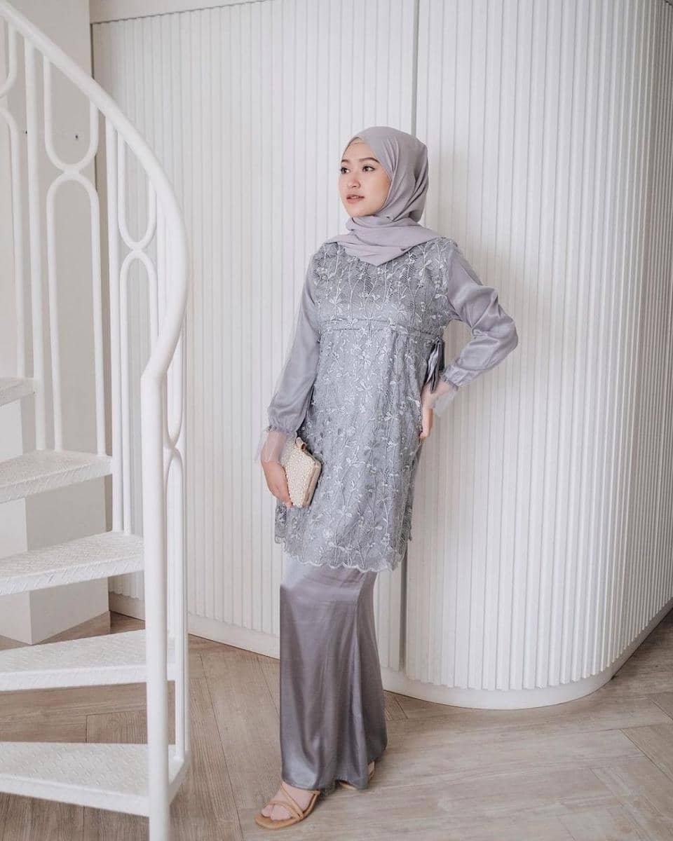 Outfit brokat kondangan ala Sari Endah Pratiwi. (instagram.com/saritiw)
