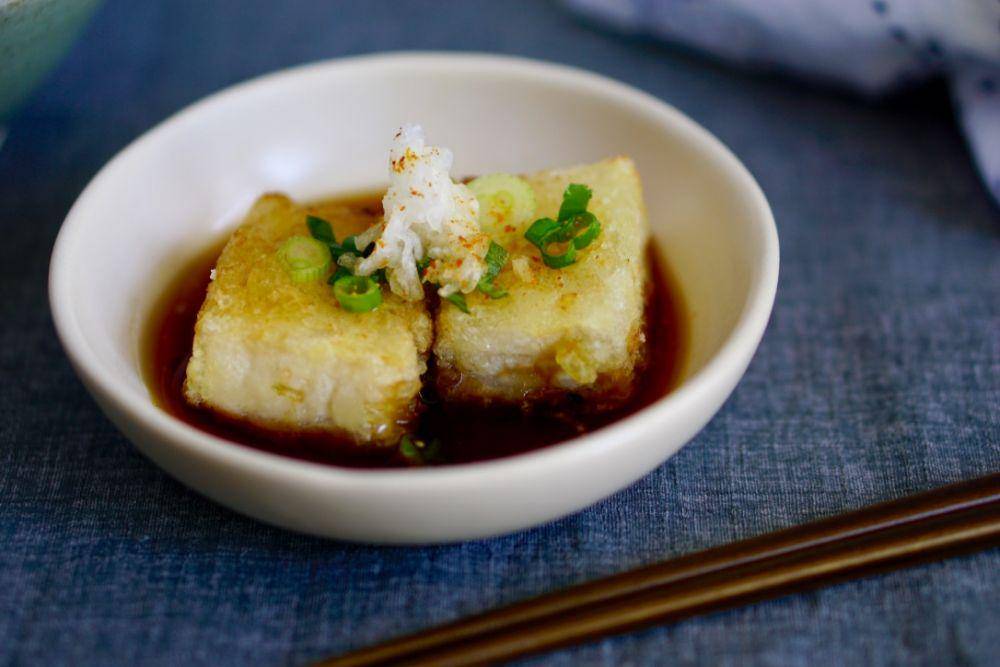 ilustrasi agedashi tofu (oishi-washoku-recipes.com)
