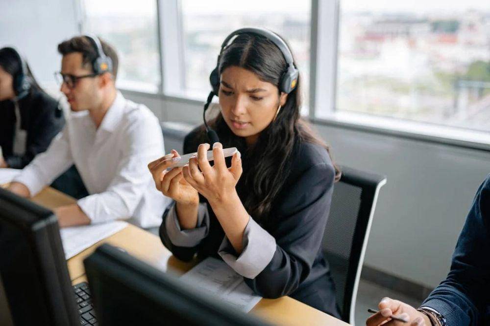 ilustrasi perempuan sedang kebingungan (pexels.com/Yan Krukov)