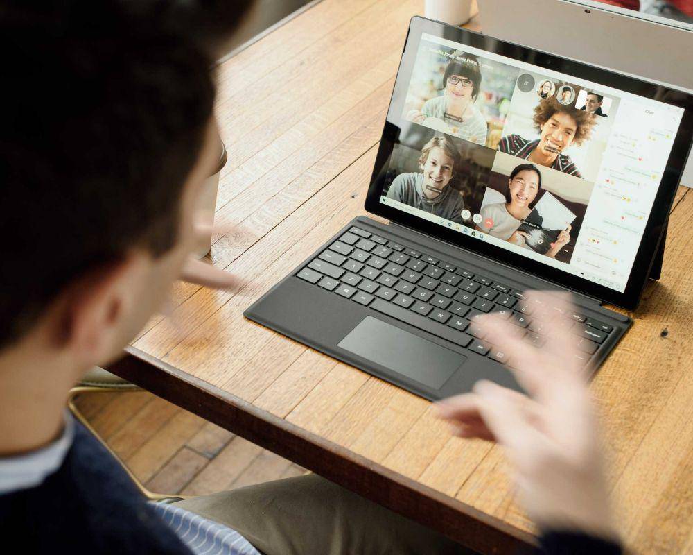 ilustrasi video call (unsplash.com/@surface)