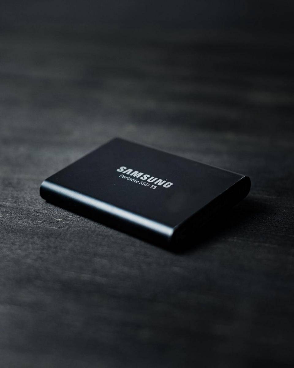 ilustrasi penyimpanan SATA SSD (Unsplash.com/Erik Werlin)