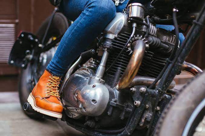 Ilustrasi menggunaka sepatu bot untuk berkendara (locancelle.com)