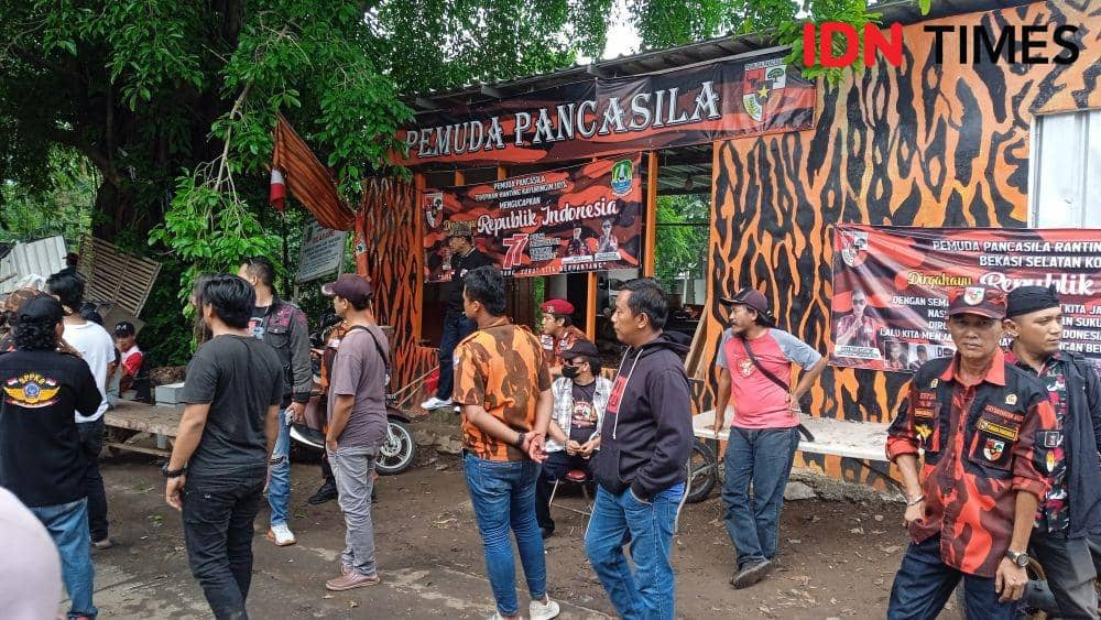 Pemkot Bekasi pertahankan bangunan Ormas saat penertiban bangunan liar. (IDN Times/Imam Faishal)