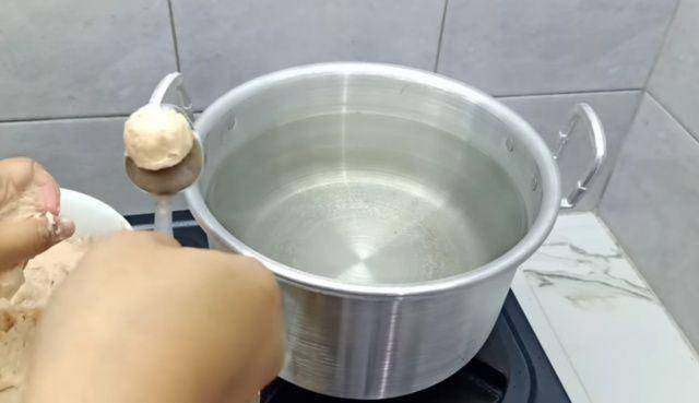 gambar adonan bakso ayam yang sedang dibentuk bulat (youtube.com/CR COOK)