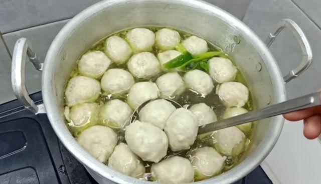 gambar bakso ayam yang sudah matang (youtube.com/CR COOK)