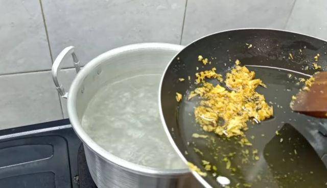 gambar tumisan bawang dan kaldu sapi (youtube.com/CR COOK)